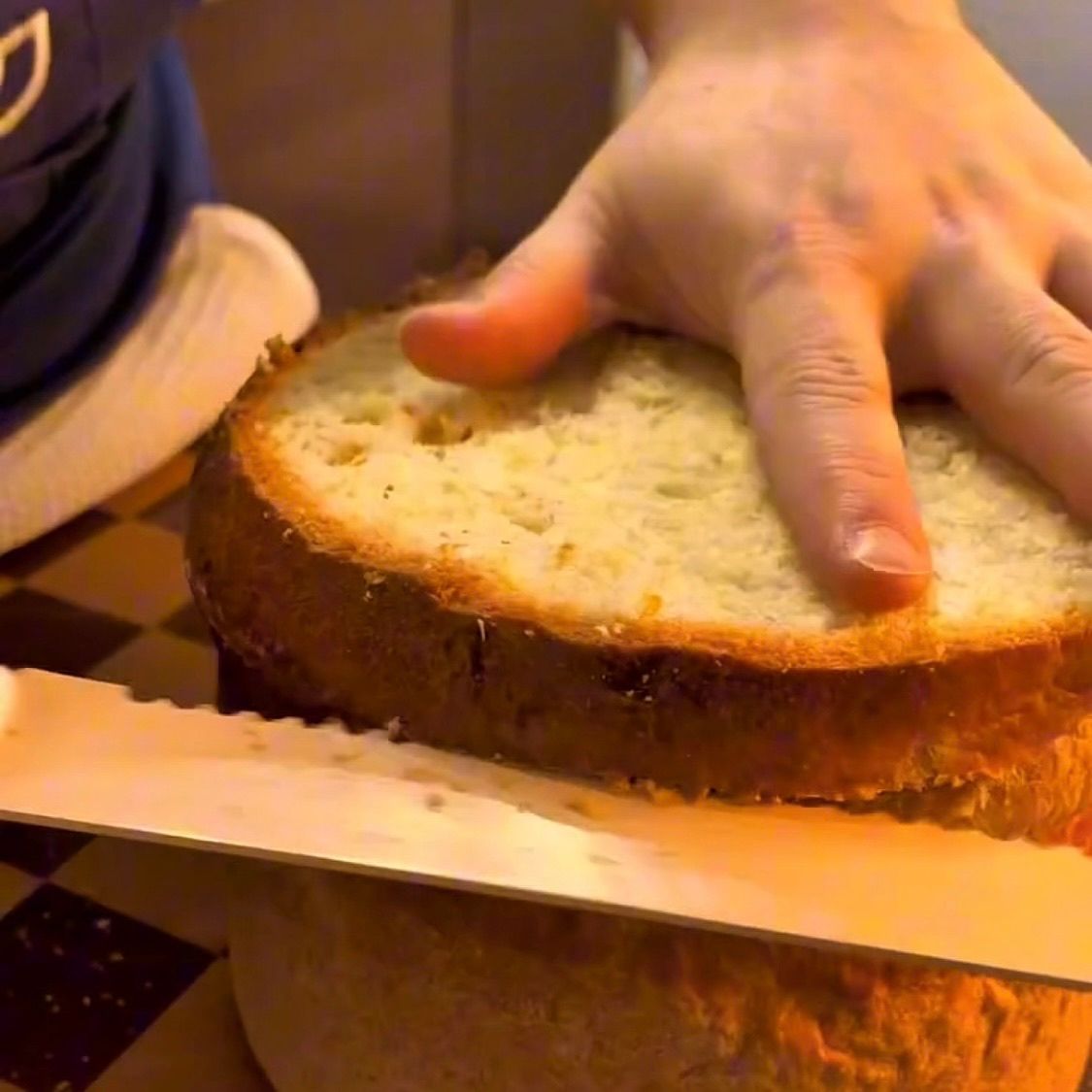 Panettone salato estratto dallo stampo, posizionato su una griglia.