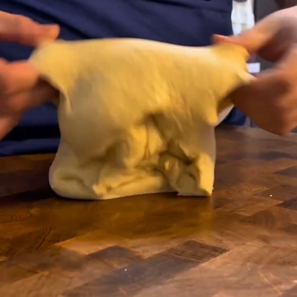 Mani che eseguono un giro di pieghe per dare forza all'impasto.