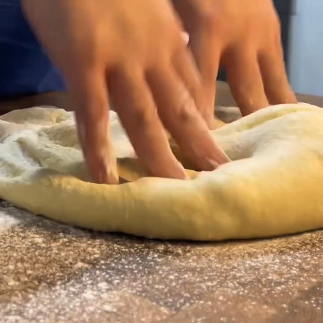 Impasto lievitato steso a formare un rettangolo spesso 1cm.