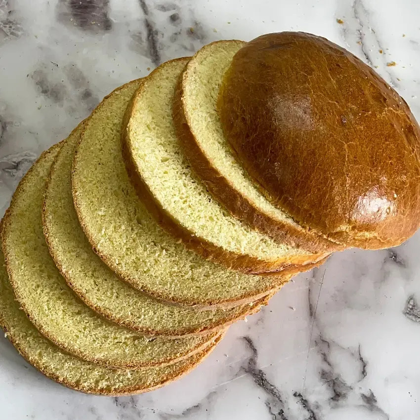 Panettone gastronomico intero, alto e sofficissimo, pronto per essere tagliato e farcito.