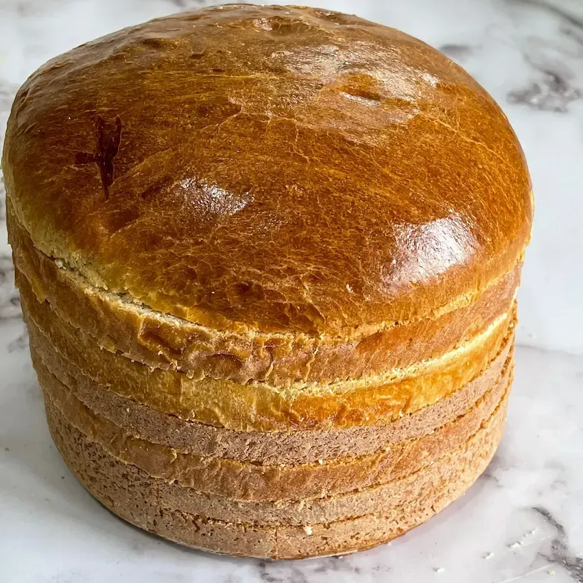 Panettone gastronomico intero, alto e sofficissimo, pronto per essere tagliato e farcito.