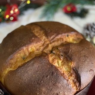 Un primo piano di una pagnotta con una croce sopra