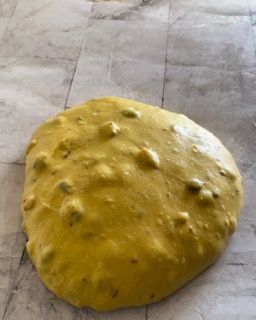 Una palla di pasta gialla è appoggiata su un tavolo.