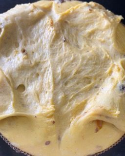 Un primo piano di una salsa gialla su un piatto.