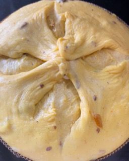 Un primo piano di una salsa gialla in una padella.