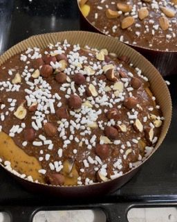 Due teglie di torta al cioccolato con noci e granella sopra