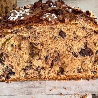 Un primo piano di una pagnotta con gocce di cioccolato sopra