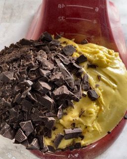 Una tazza graduata piena di cioccolato e liquido giallo