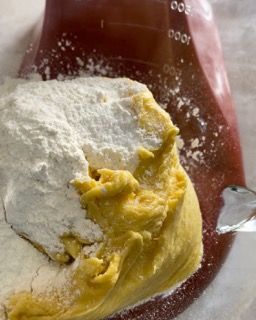 Un primo piano di una ciotola di cibo con un misurino sullo sfondo