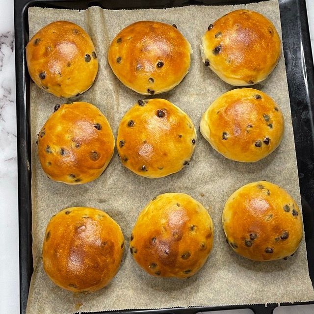 Pangoccioli  appena sfornati su una griglia