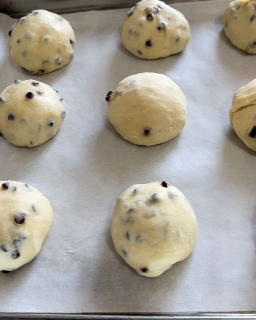 Pangoccioli  formati e disposti su una teglia con carta da forno.