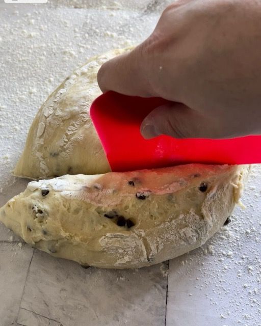 Impasto tagliato in porzioni da 90-95 grammi con un tarocco.