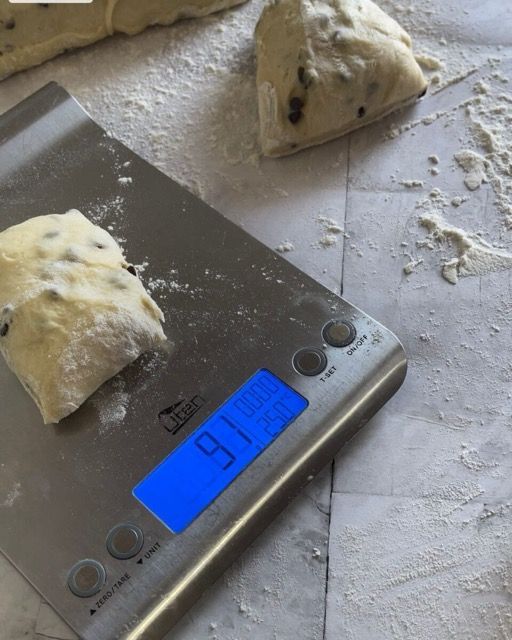 Pezzetto di impasto per Pangoccioli pesato su una bilancia da cucina.