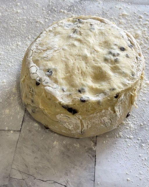 Impasto lievitato rovesciato sul piano di lavoro.