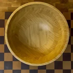 Peperoni arrostiti trasferiti in una ciotola per intiepidire, tecnica per spellarli facilmente.