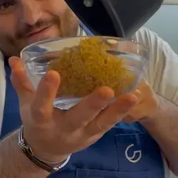 Pane aromatizzato alle acciughe e timo, pronto per la finitura del piatto.