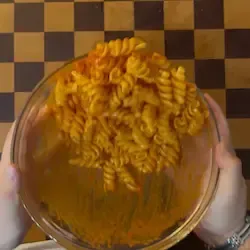 Pasta con crema di peperoni ben amalgamata e pronta per essere impiattata.