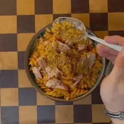 Piatto finito guarnito con timo fresco, un esempio di primi piatti con verdure ricco e completo.