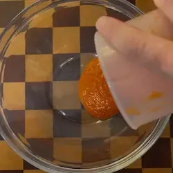 La crema di peperoni tuffata nella ciotola