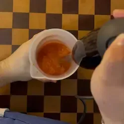 Dettaglio della consistenza vellutata e densa della pasta crema di peperoni dopo la frullatura.