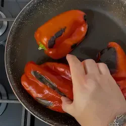 Dettaglio della cottura uniforme dei peperoni in padella, girati ogni 5 minuti.