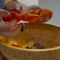 Falde di peperone pulite e pronte nel piatto, base per la pasta alla crema di peperoni.