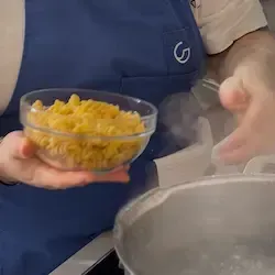 Pasta viene buttata in acqua bollente salata