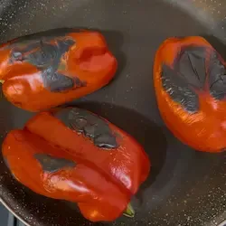 Pelle dei peperoni bruciacchiata dalla cottura, pronti per essere spellati per la crema