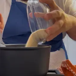 Pane a pezzetti che tosta nel soffritto aromatico diventando dorato e croccante.