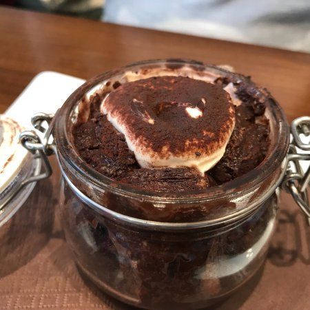 Il tiramisù moderno di Pavé Milano, servito nel suo iconico bicchiere di vetro, con caffè specialty.
