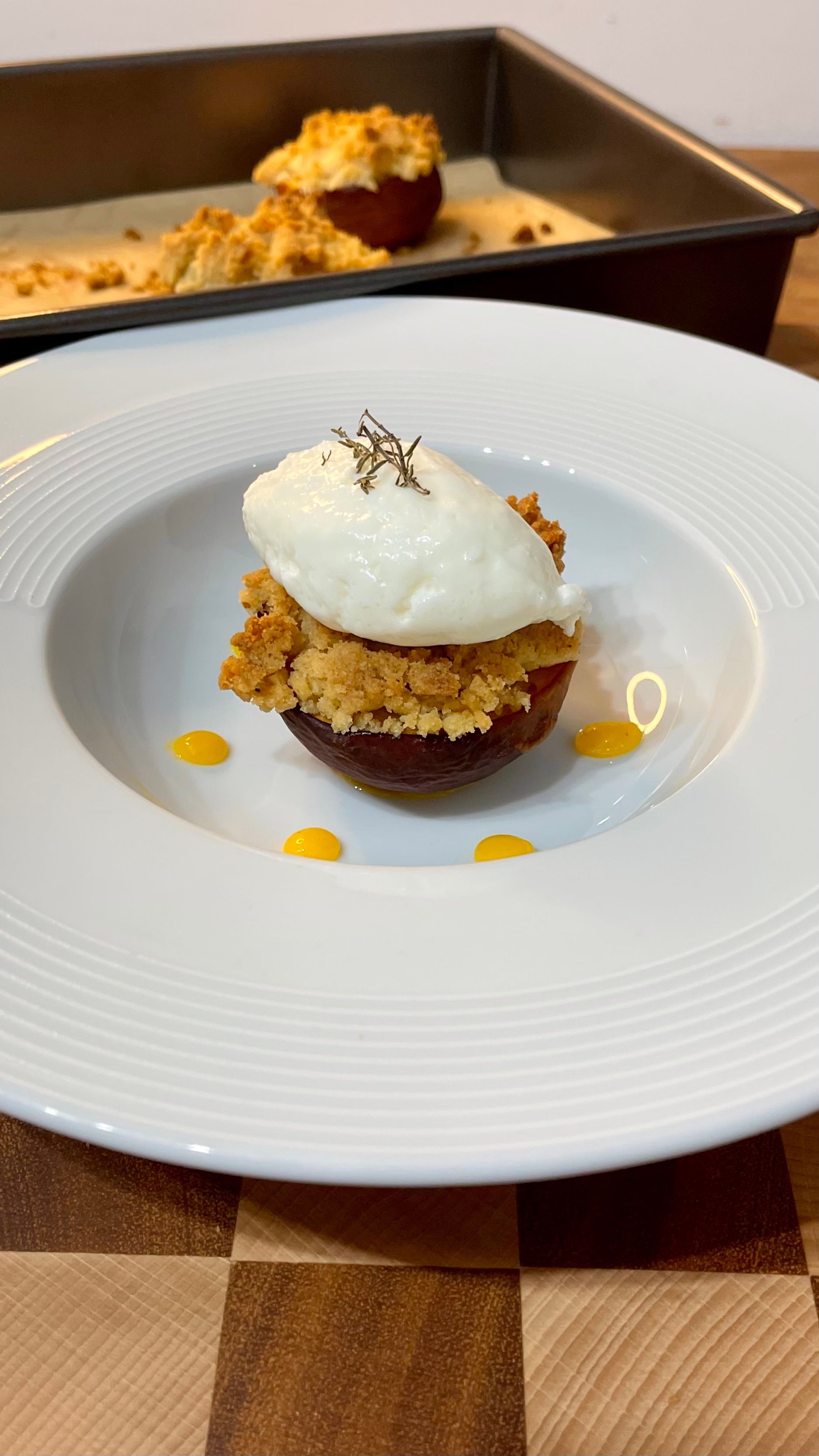 Un piatto bianco con sopra un dolce su un tavolo di legno.