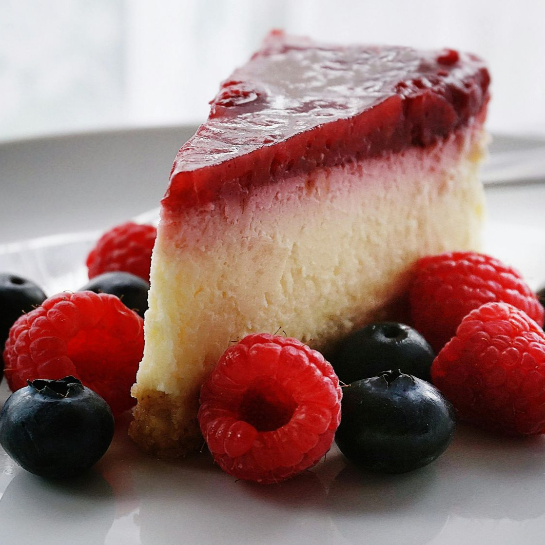 Una pubblicità per la cheesecake mania mostra una fetta di cheesecake