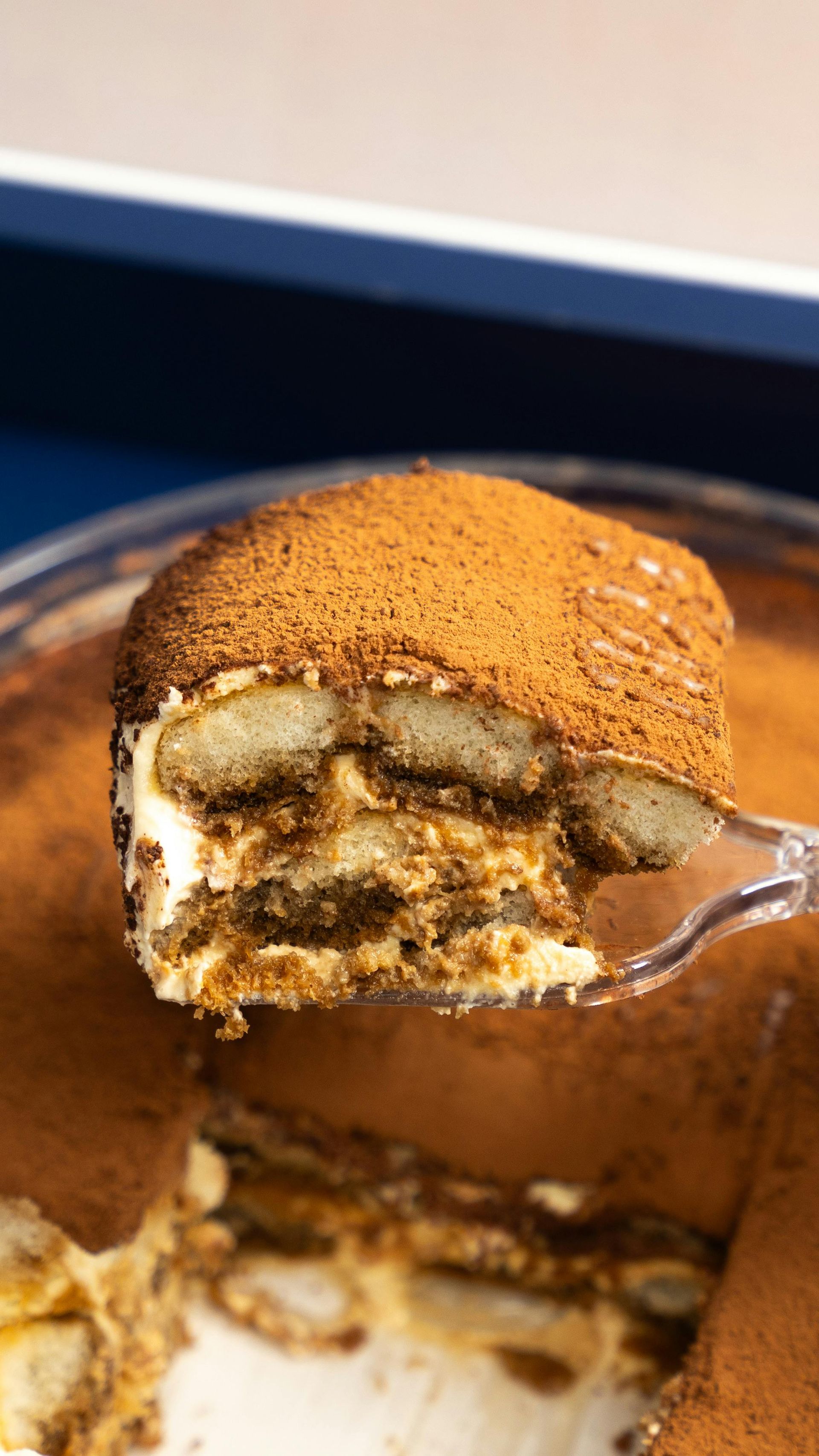 Tiramisù classico con cacao in polvere, savoiardi imbevuti nel caffè e crema al mascarpone tradizionale.