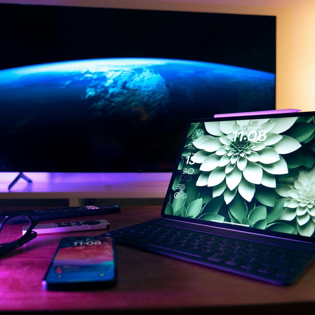 Un computer portatile con un fiore sullo schermo mostra l'ora 11:08