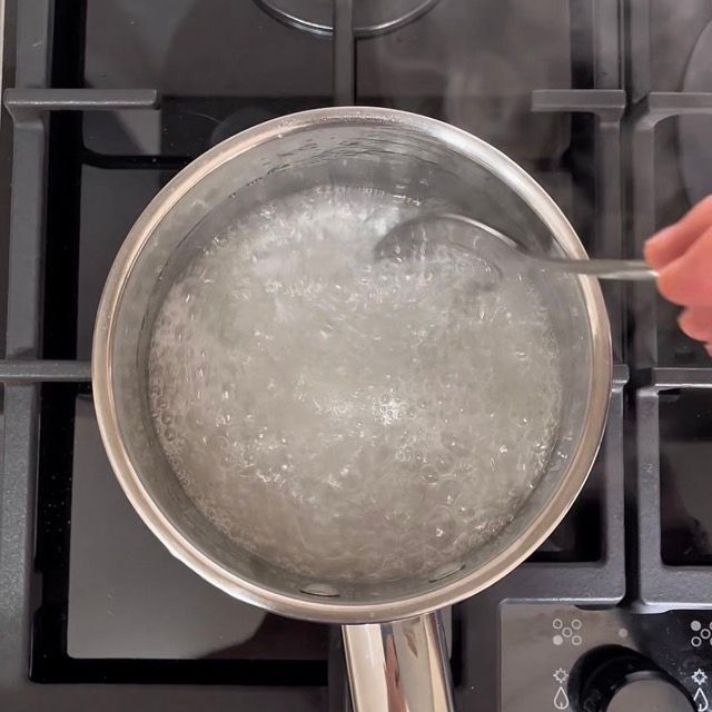 Sciroppo per la bagna che bolle leggermente sul fuoco.
