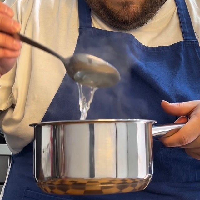 Liquore versato nello sciroppo tiepido.