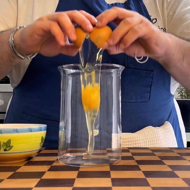 Ingredienti per il plumcake al cioccolato disposti in un contenitore alto.