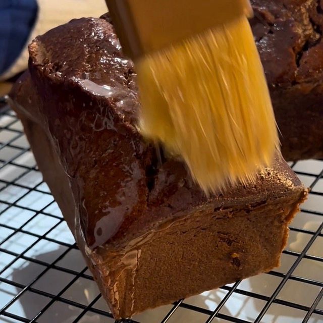 Primo piano del plumcake che assorbe la bagna diventando più umido.