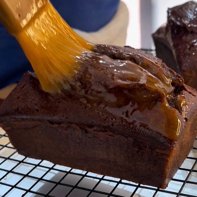 Confettura di albicocche scaldata in un pentolino per renderla fluida.