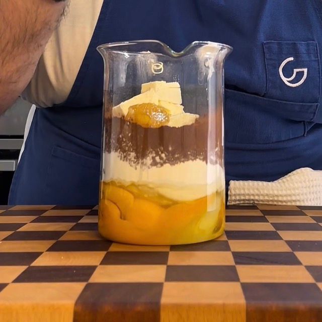 Uova, yogurt e aromi aggiunti agli altri ingredienti.