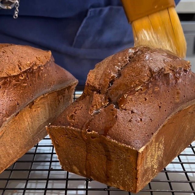 Plumcake al cioccolato freddo posizionato su una griglia.
