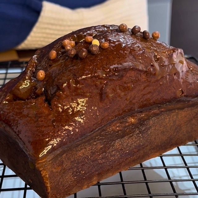 La superficie del plumcake viene spennellata con la confettura calda per lucidarla