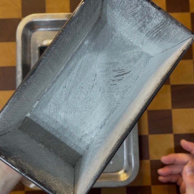 Stampo da plumcake da 25x11cm imburrato e infarinato.