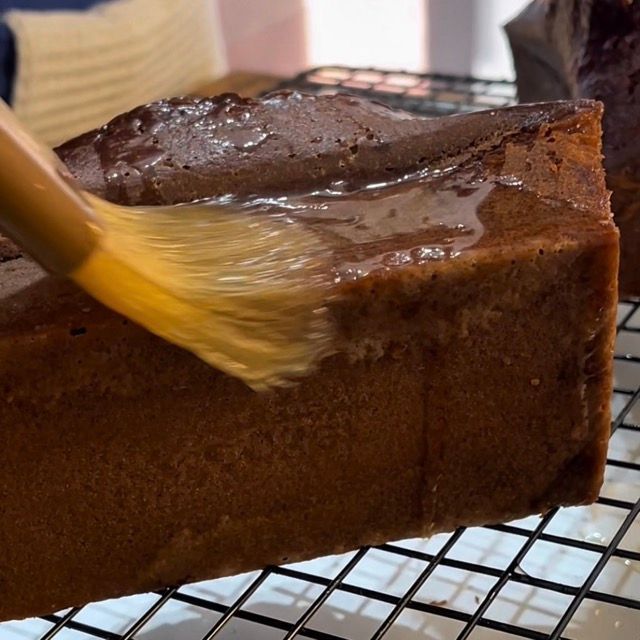 Pennello da cucina che distribuisce la bagna al liquore su tutta la superficie del plumcake.