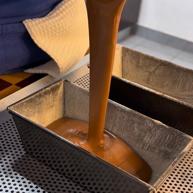 Impasto al cioccolato versato nello stampo da plumcake, riempito fino a 1 cm dal bordo