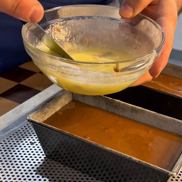 Spatolina immersa nel burro fuso, pronta per il taglio.