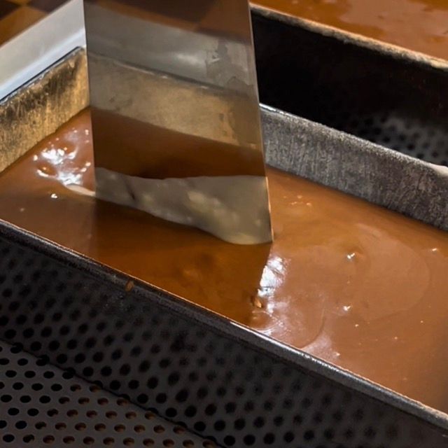 Taglio centrale praticato sulla superficie dell'impasto per favorire la