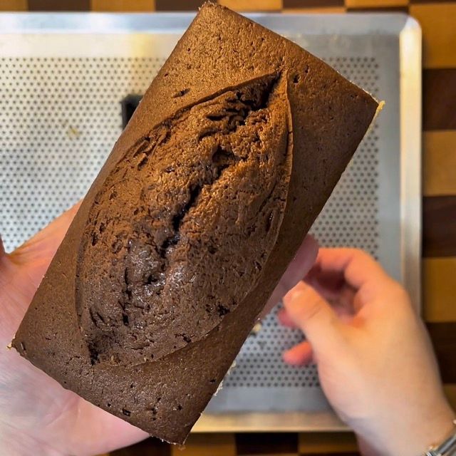 Il plumcake che cresce e si apre al centro durante la cottura.