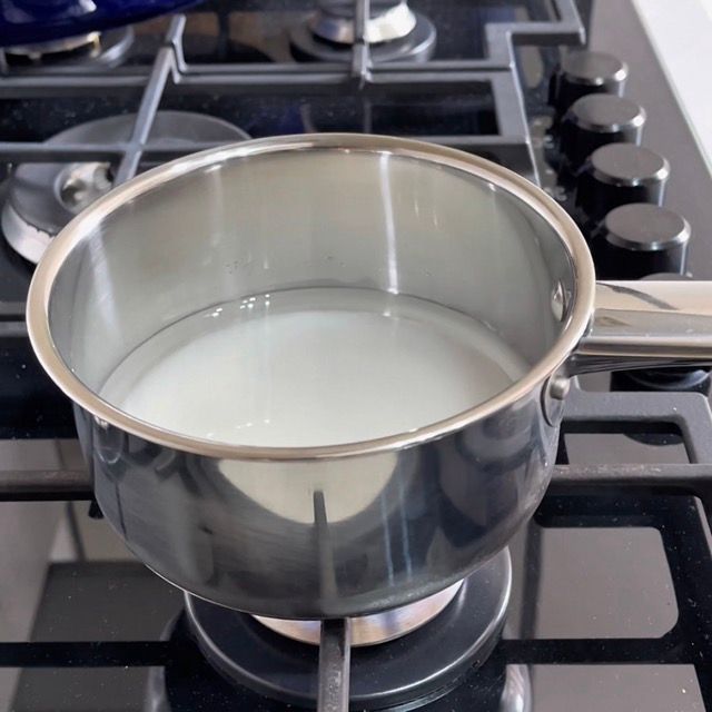 Acqua e zucchero in un pentolino per creare lo sciroppo.