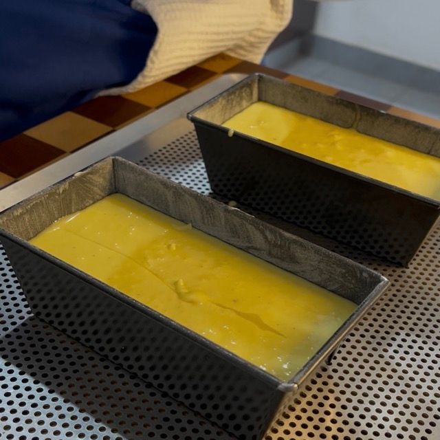 Stampi per plumcake posizionati su una teglia, pronti per il forno